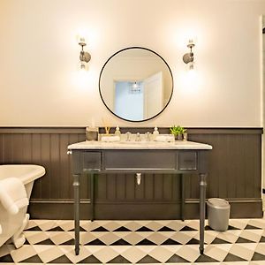 Deluxe Queen Suite